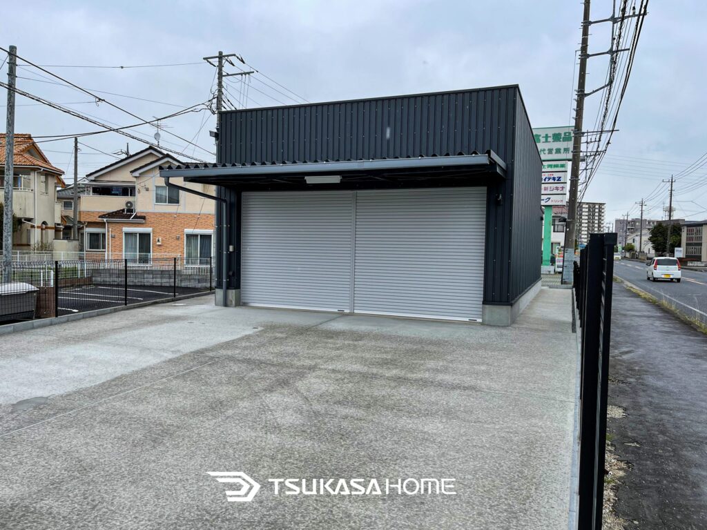 茨城県取手市に建築した2台駐車の鉄骨ガレージと併設する事務所外観画像