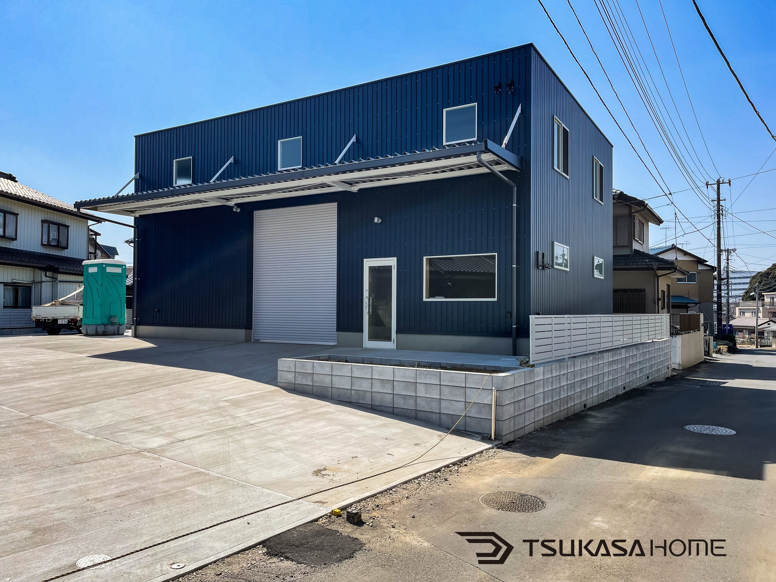 茨城県取手市で施工したおしゃれでかっこいい紺色の大型倉庫の正面画像