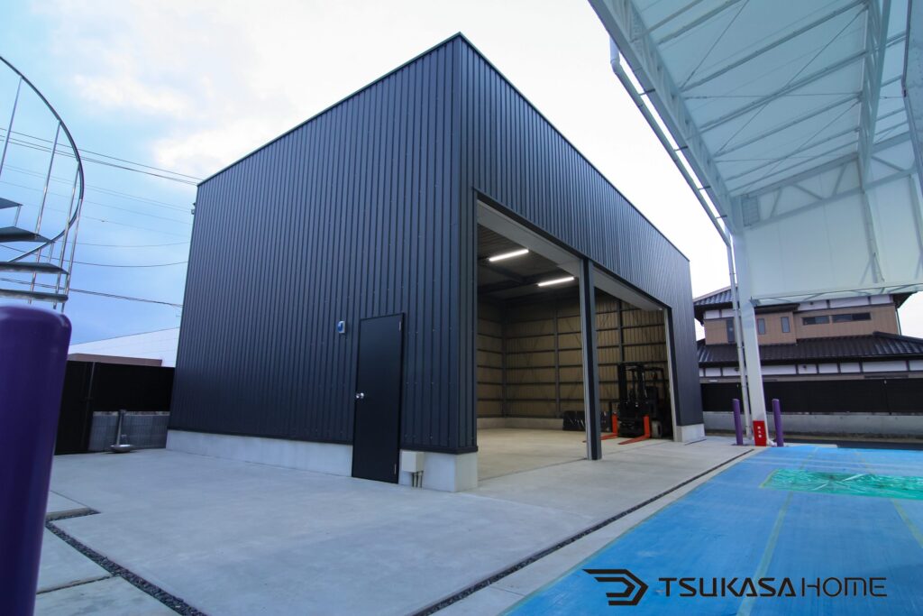 茨城県潮来市で建築した3台駐車の鉄骨ガレージの外観画像