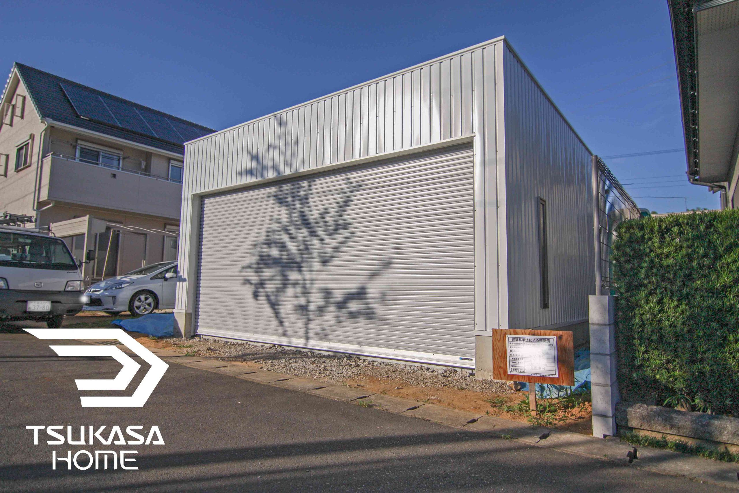 千葉県成田市に建っているおしゃれでかっこいい白い2台駐車の車庫ガレージ倉庫の外観画像