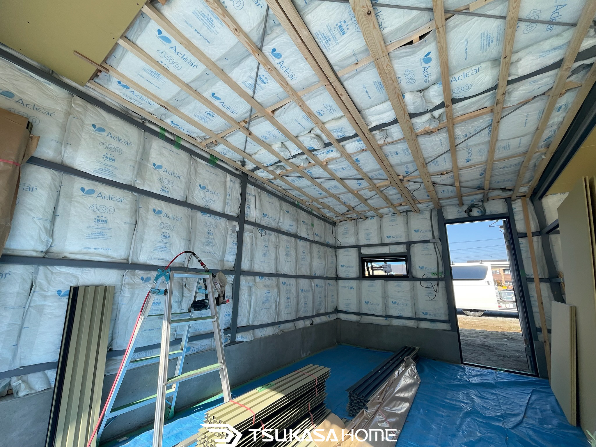 ガレージ内部の断熱材施工中の様子。壁と天井にアクリア430断熱材を施工している。ツカサホーム施工。