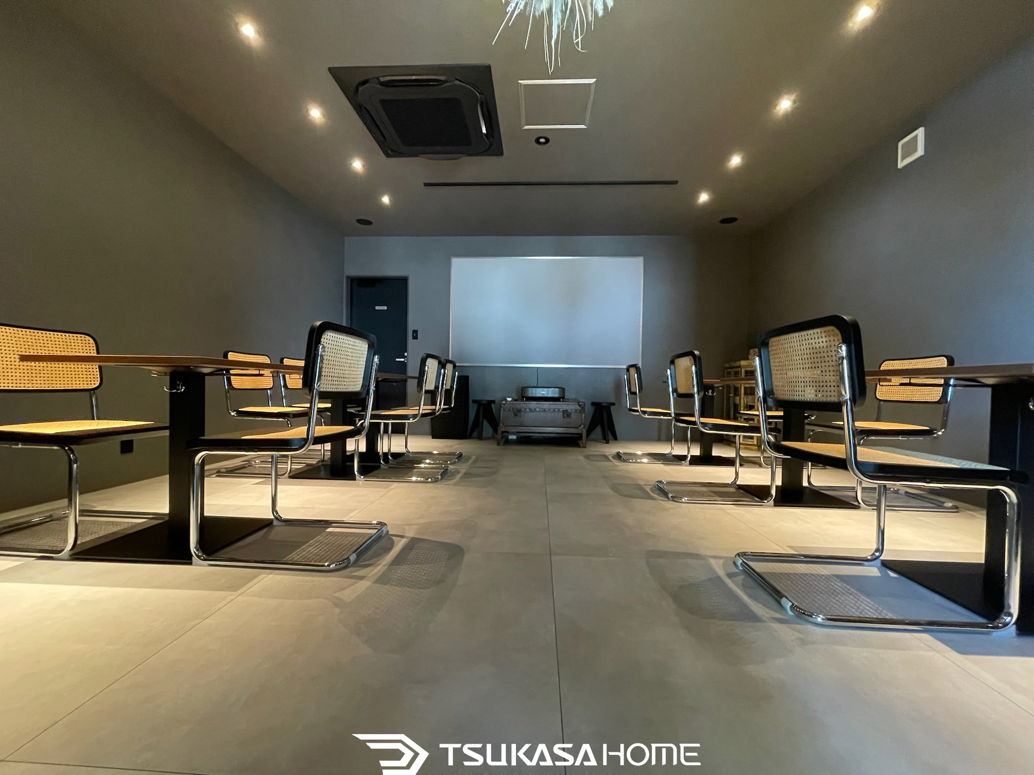 グレーを基調とした店舗内装の完成写真。照明と質感にこだわった落ち着いた空間。ツカサホーム施工。