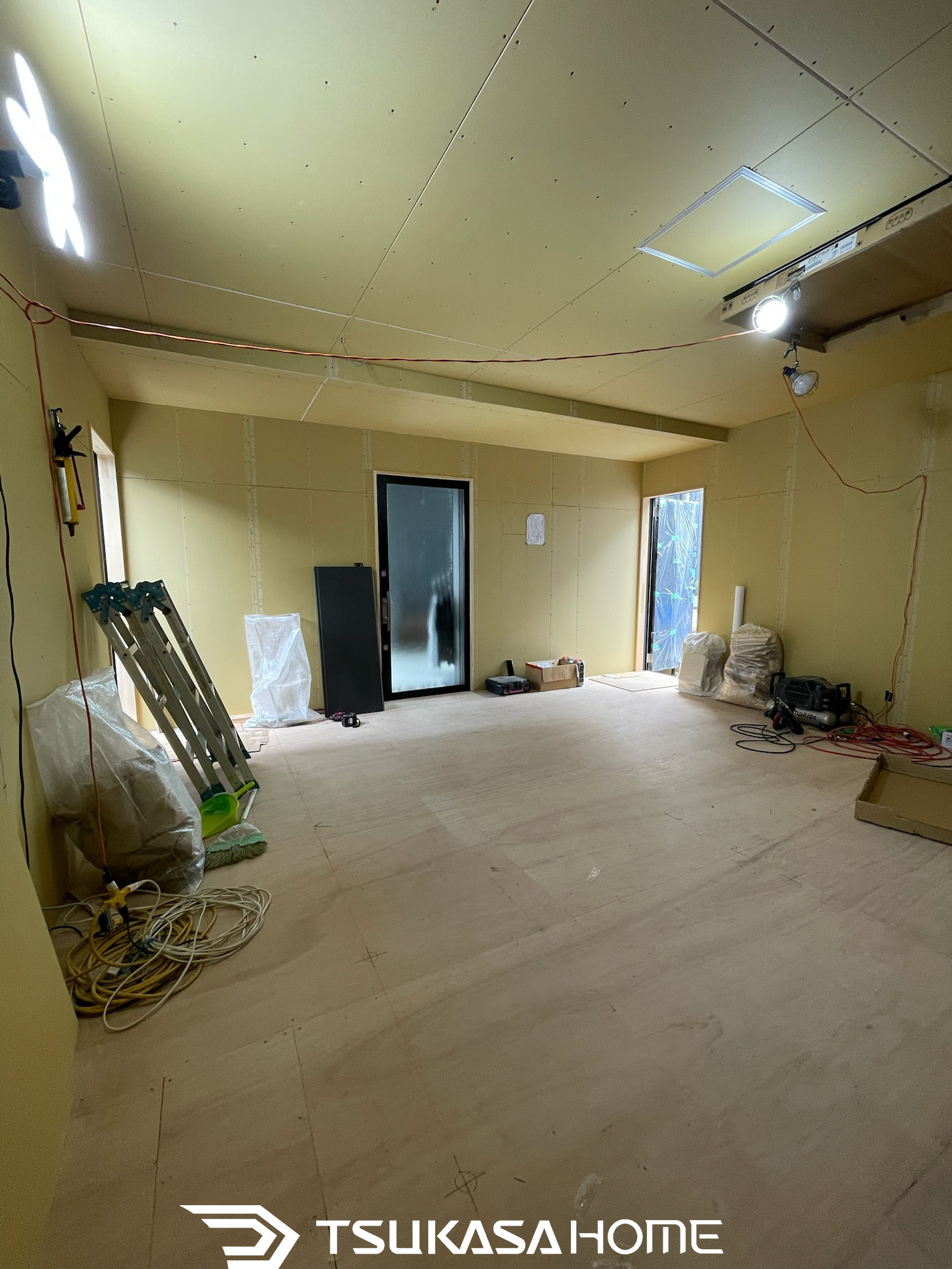 店舗内装工事中の室内。壁と天井のボード貼りが完了した状態。ツカサホーム施工。