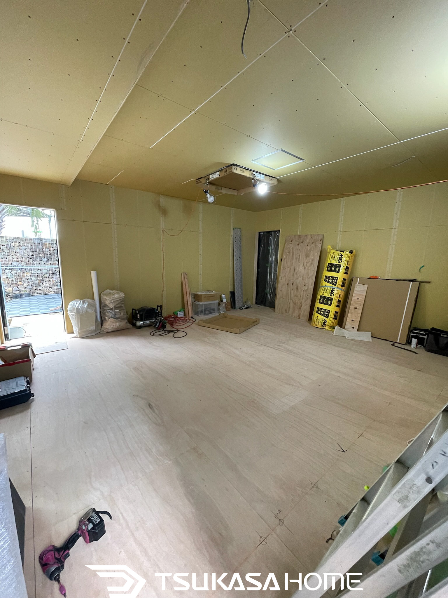 店舗内装工事中の室内。壁と天井のボード貼りが完了した状態。ツカサホーム施工。