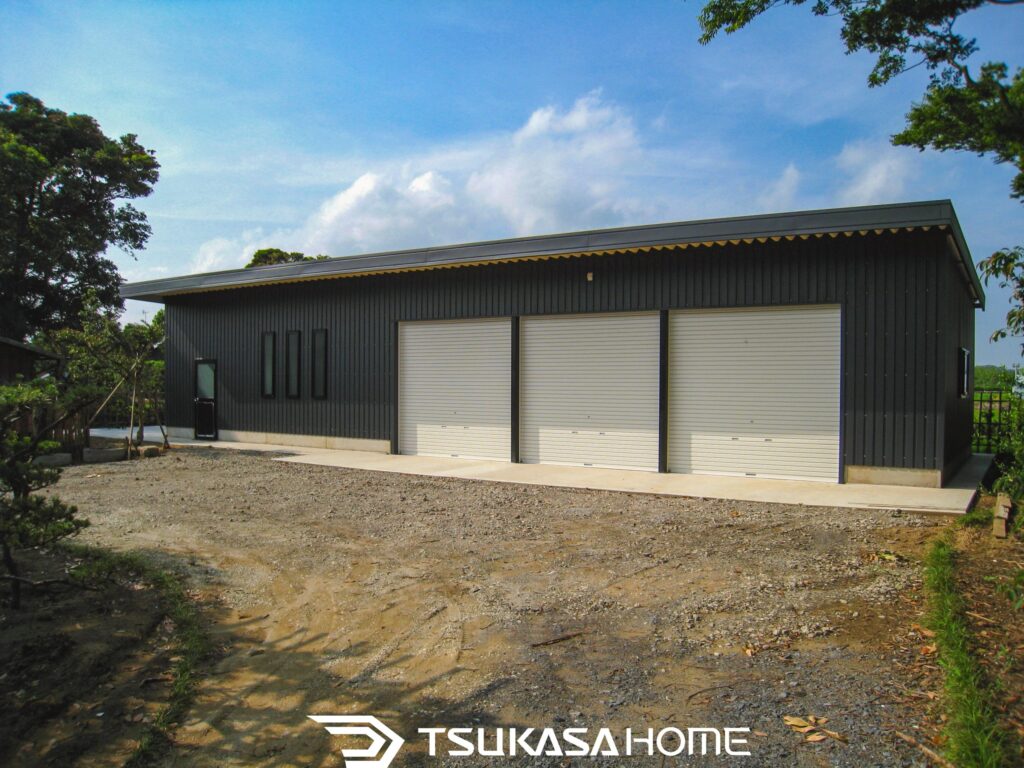 茨城県結城市で建築した3台駐車の鉄骨ガレージと併設したアトリエ倉庫外観画像