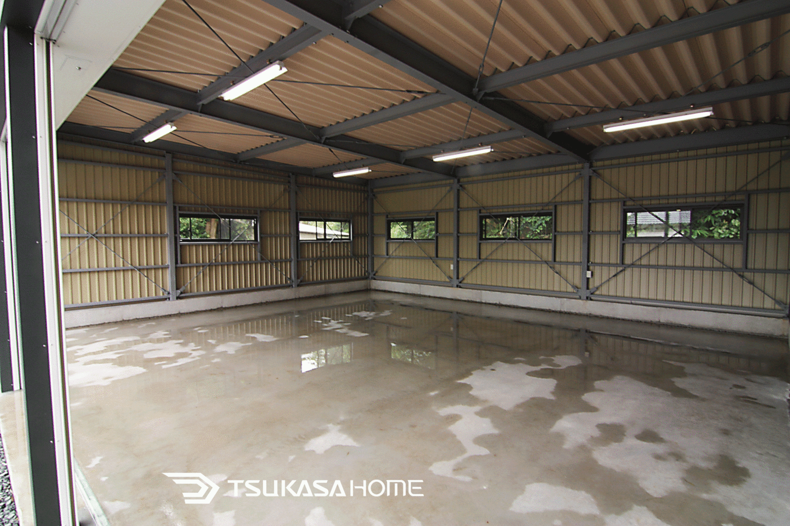 千葉県山武市で建築された鉄骨ガレージの内部。作業場や車両保管に対応した広い空間
