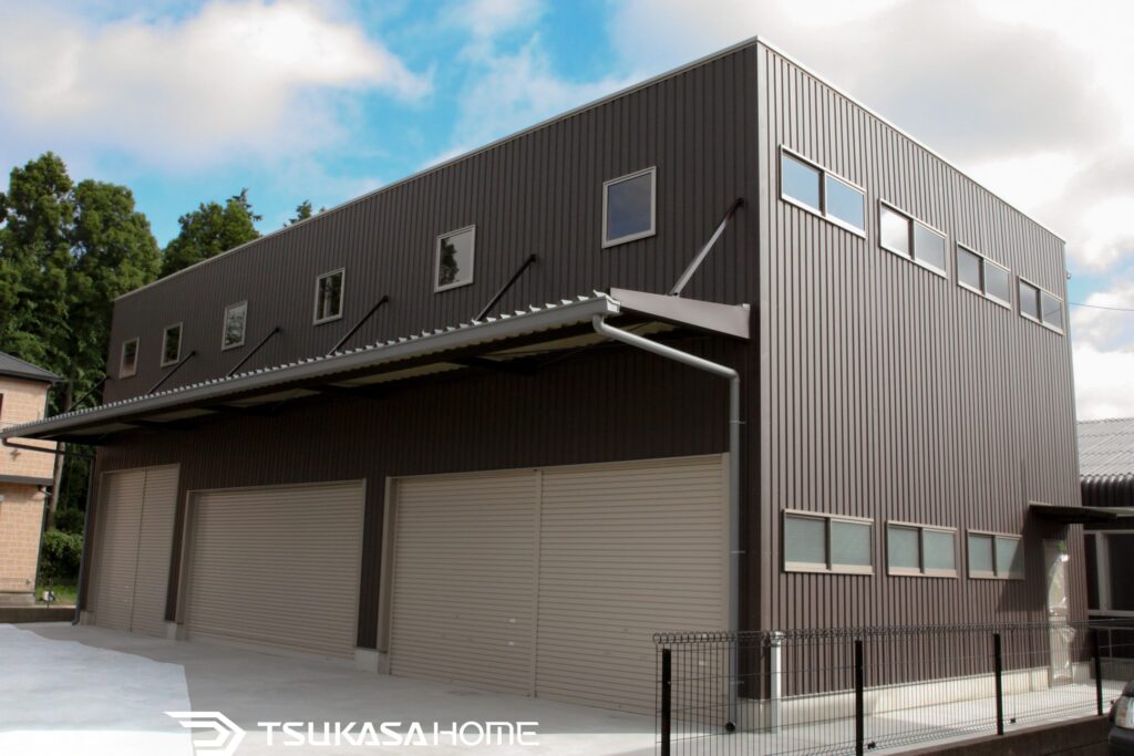 茨城県茨城町に建築した5台駐車の大型鉄骨ガレージ倉庫の外観画像