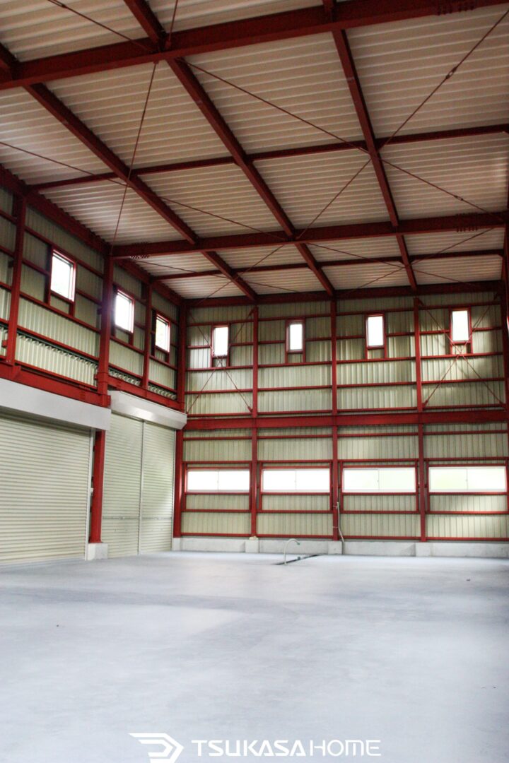 千葉県山武郡芝山町の鉄骨造倉庫の内観写真。高天井・シャッター・開放的な広い空間が特徴

