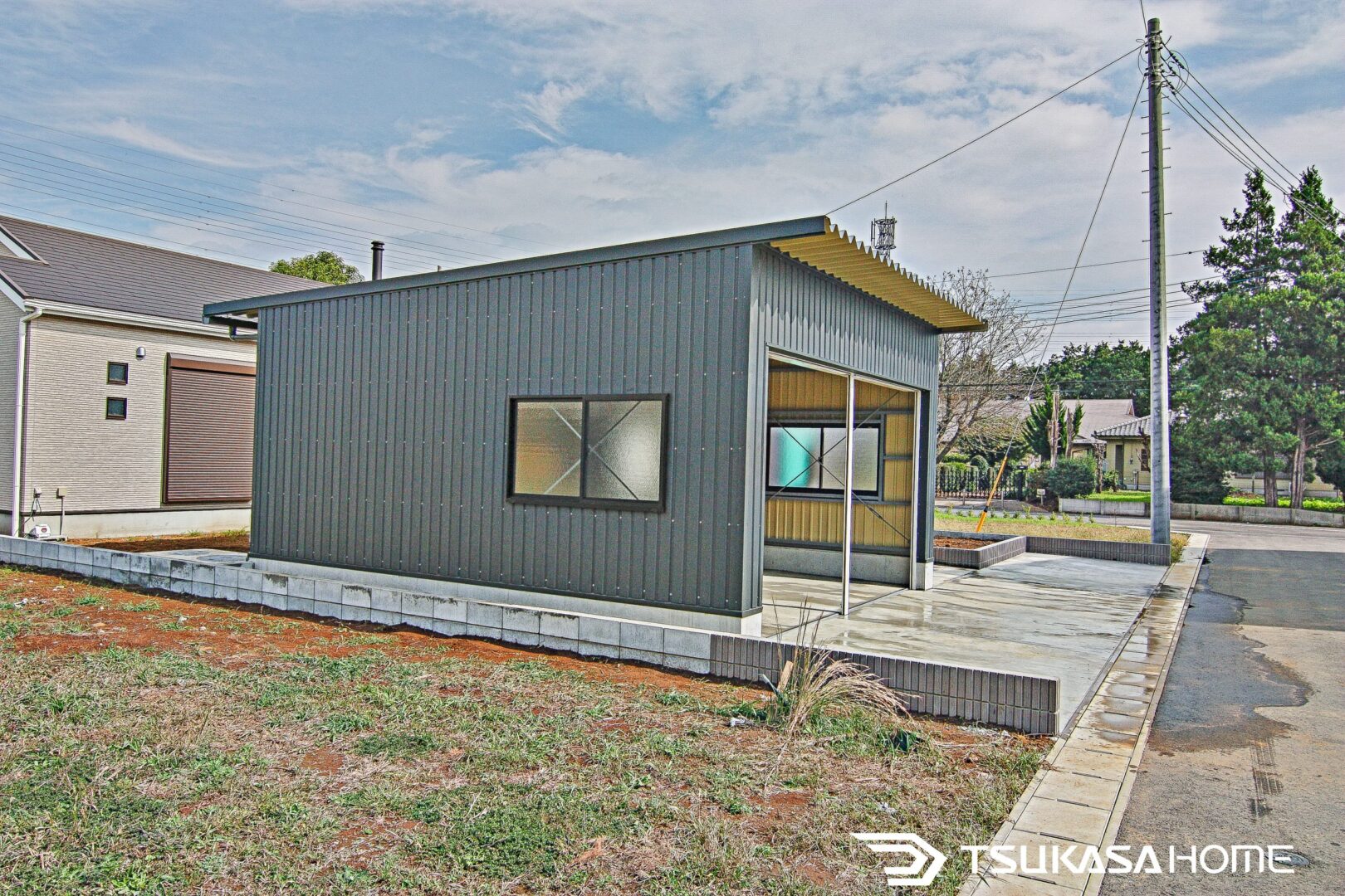 千葉県八街市で施工した2台駐車可能な鉄骨ガレージの外観。シンプルで機能的な仕上がり
