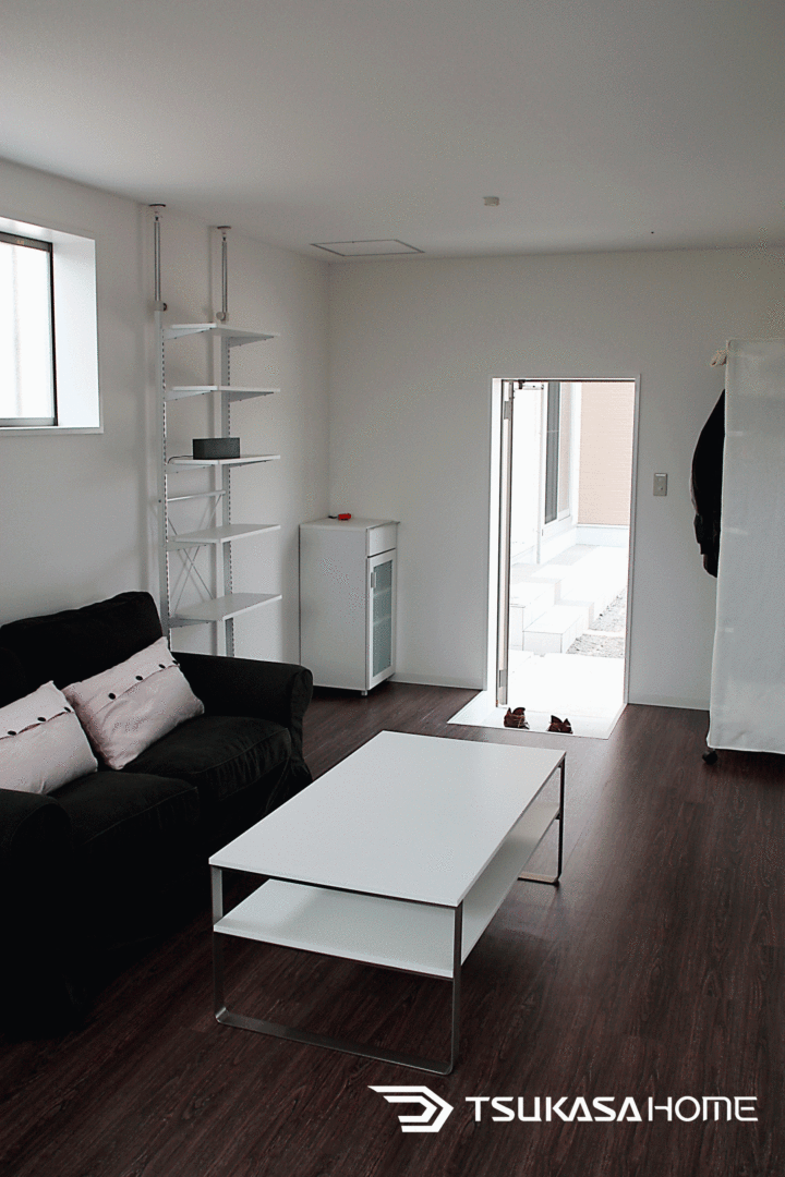 千葉県四街道市に建設された鉄骨ガレージ付きホビールーム。収納棚とガレージへの出入口を備えた機能的な室内
