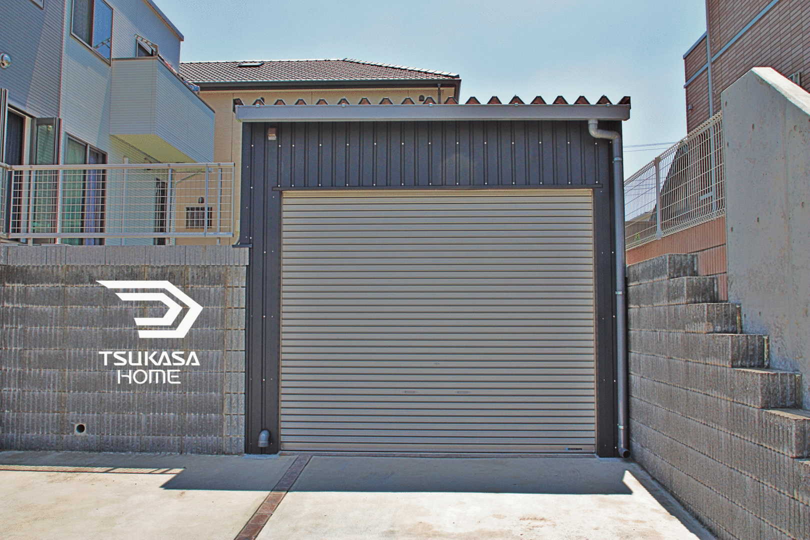 千葉県四街道市で施工した掘り込み式鉄骨ガレージ。シャッターとRC擁壁で敷地を有効活用