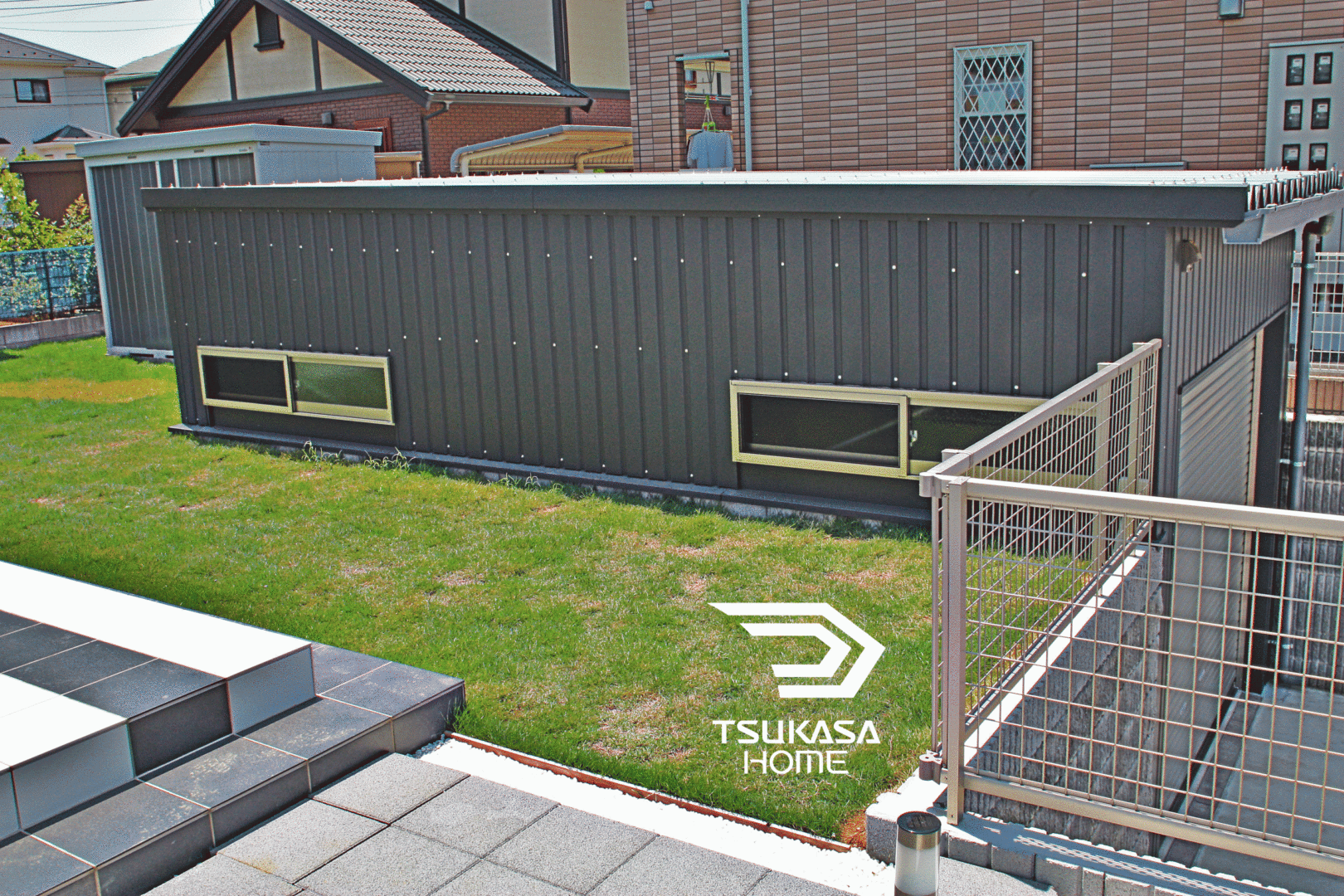 千葉県四街道市で高低差ある宅地に設置した掘り込み式鉄骨ガレージ。敷地活用を最大化した設計