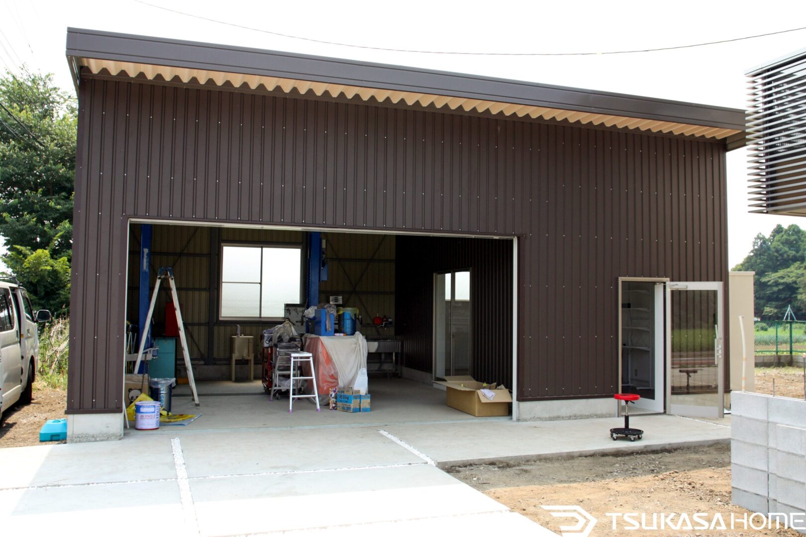 千葉県四街道市で施工したシャッター付き鉄骨ガレージの外観写真。ホビールームと一体型のガレージ
