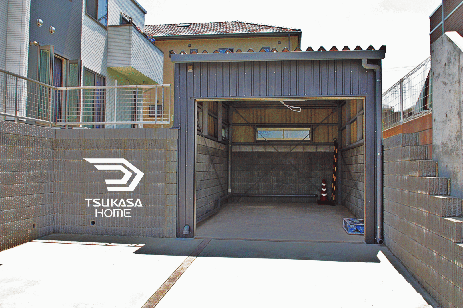 千葉県四街道市の掘り込み車庫ガレージ内部。スロープで敷地高低差に対応した鉄骨構造ガレージ