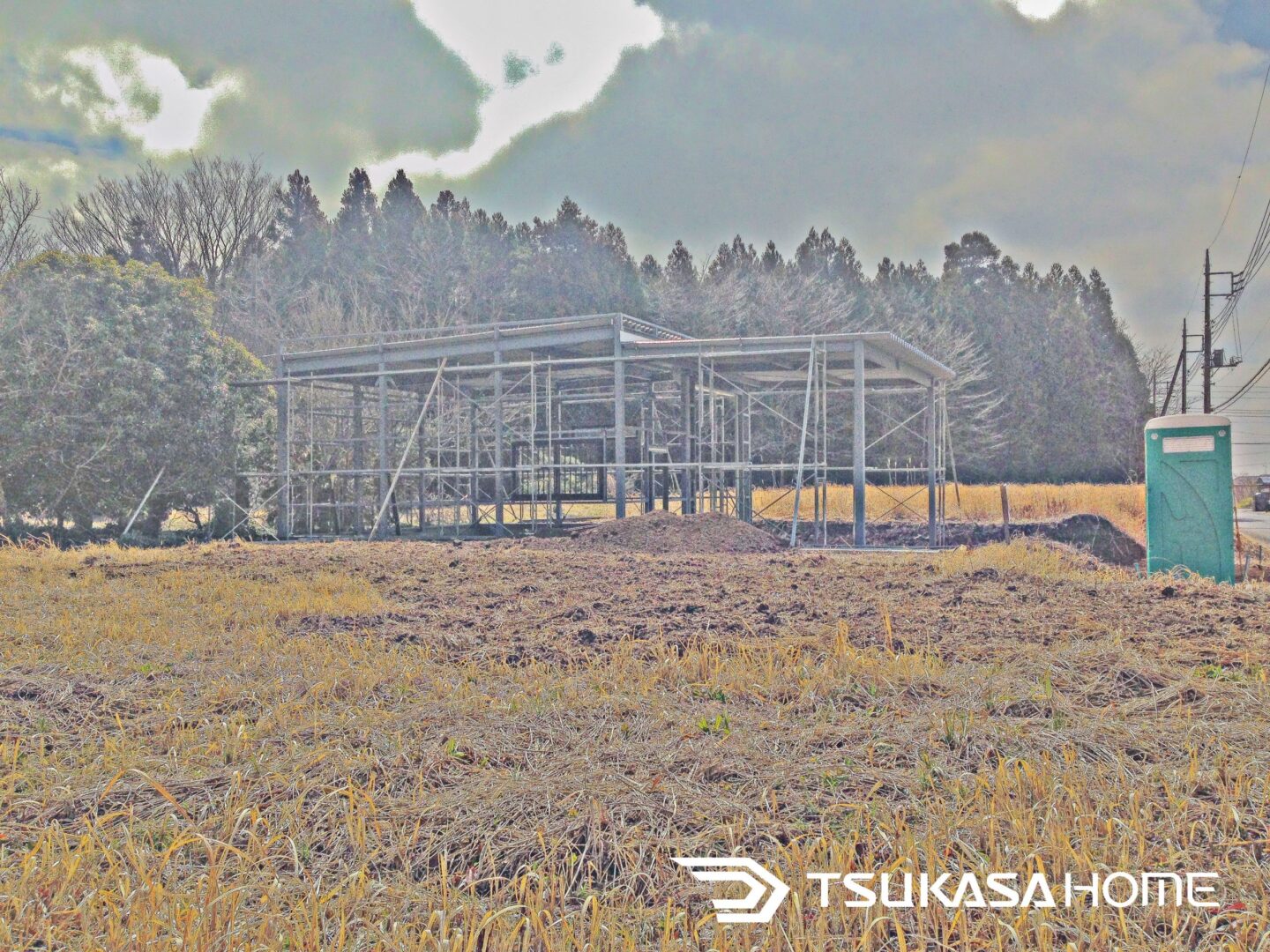 茨城県稲敷市で施工された鉄骨ガレージの骨組み建方工事現場写真
