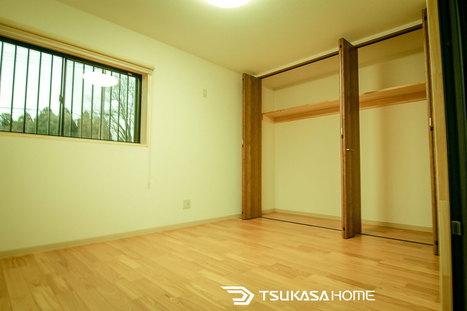 茨城県稲敷市の鉄骨ガレージ内に設けたホビールーム内装写真。収納付きで趣味スペースに最適
