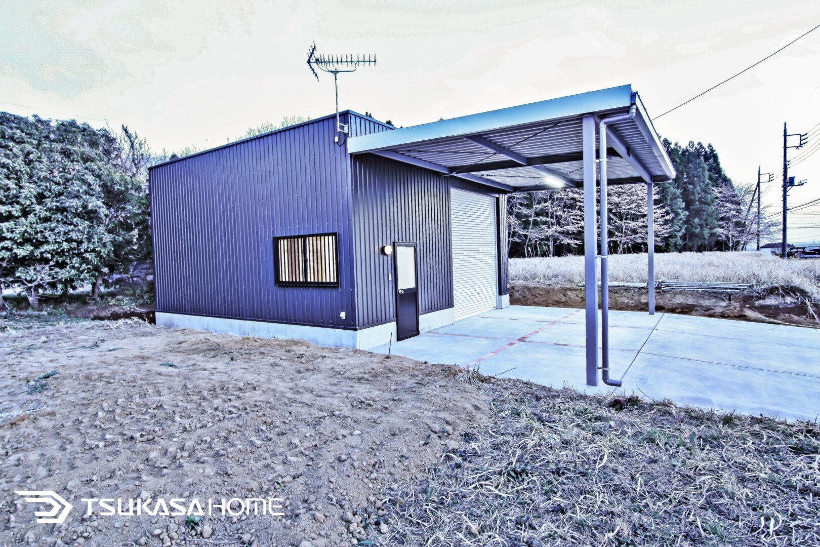 茨城県稲敷市の鉄骨倉庫ガレージ。側面にホビールーム窓を備えたデザイン
