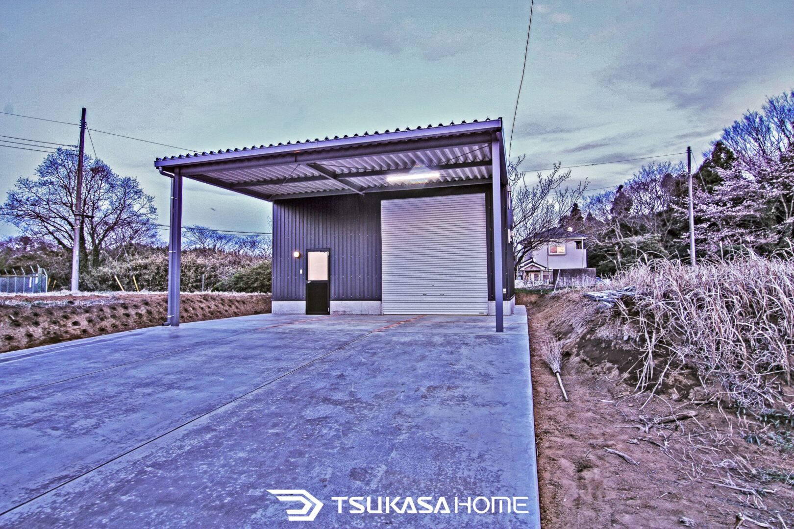 茨城県稲敷市で施工したシャッター付き鉄骨造ガレージ倉庫の写真
