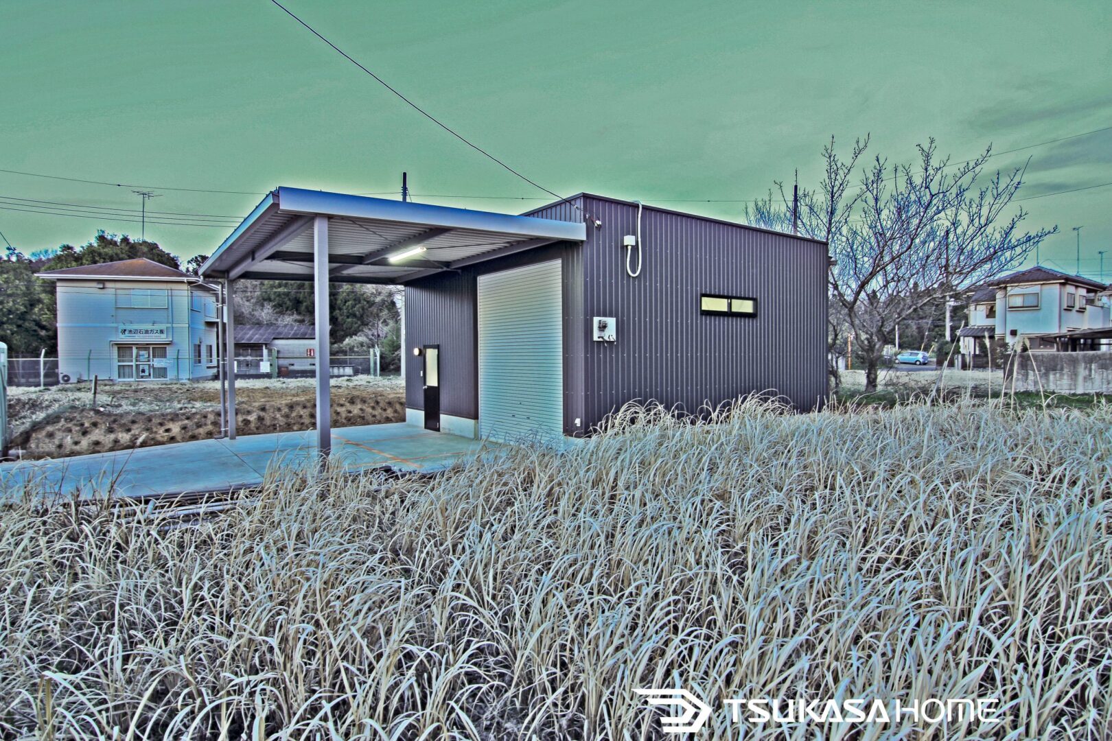 茨城県稲敷市で建築したホビールーム付き鉄骨ガレージ倉庫の外観写真。カーポート一体型デザイン
