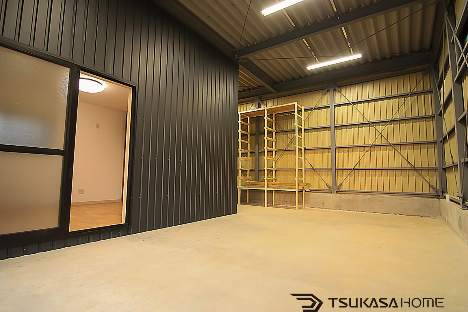茨城県稲敷市で施工した鉄骨倉庫の内部。ホビールームと接続された多目的ガレージ空間
