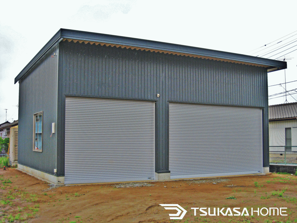 茨城県竜ケ崎市に建築した3台駐車の鉄骨ガレージ外観画像