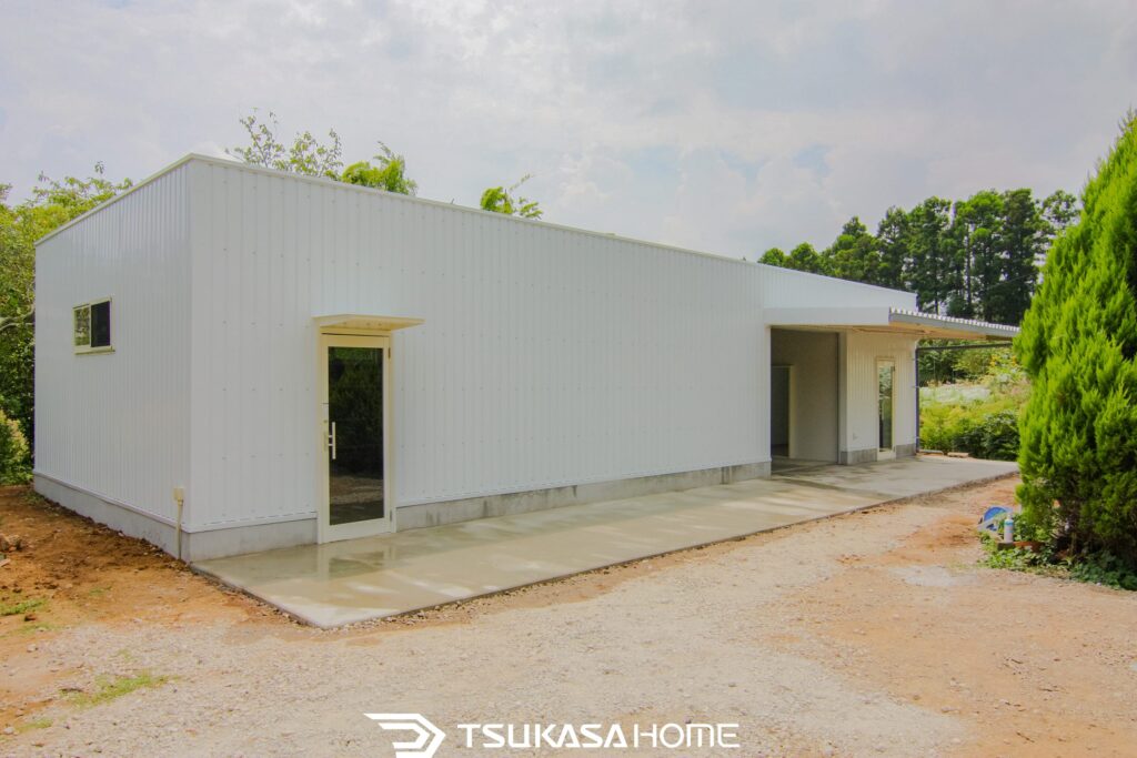 茨城県鉾田市に建築した1台駐車の鉄骨ガレージと併設する事務所と撮影用倉庫外観画像
