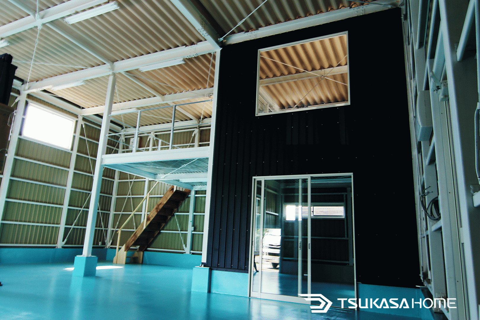 鉄骨フレームで構成されたガレージ倉庫内部構造|広い無柱空間を実現した施工例