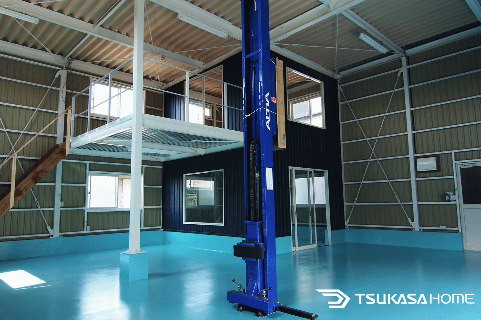 茨城県小美玉市の鉄骨ガレージ内部に車両整備用リフトを設置した施工例