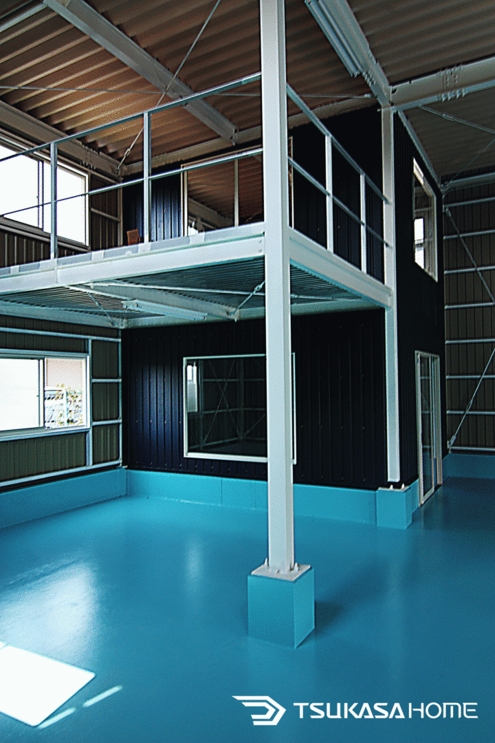 大開口で柱の少ない鉄骨ガレージ内部空間|車庫兼倉庫として利用可能