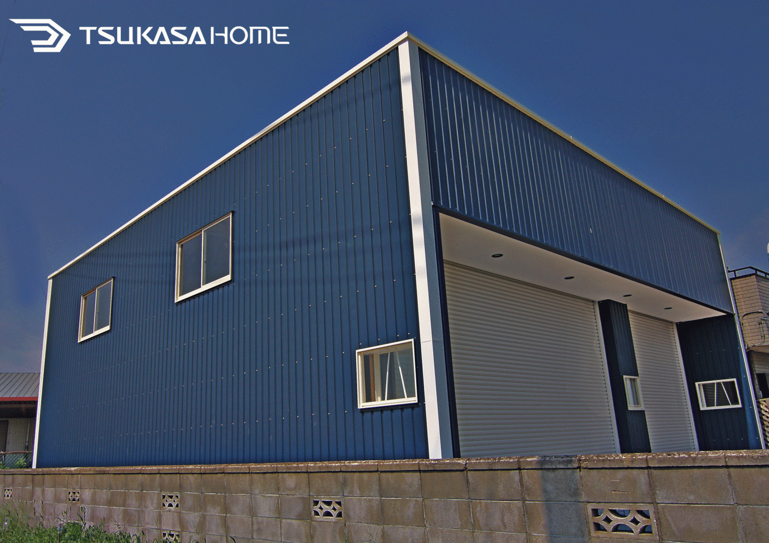 茨城県小美玉市に建築したネイビーブルのガルバ外壁の平屋建て鉄骨ガレージ倉庫施工例|ツカサホーム