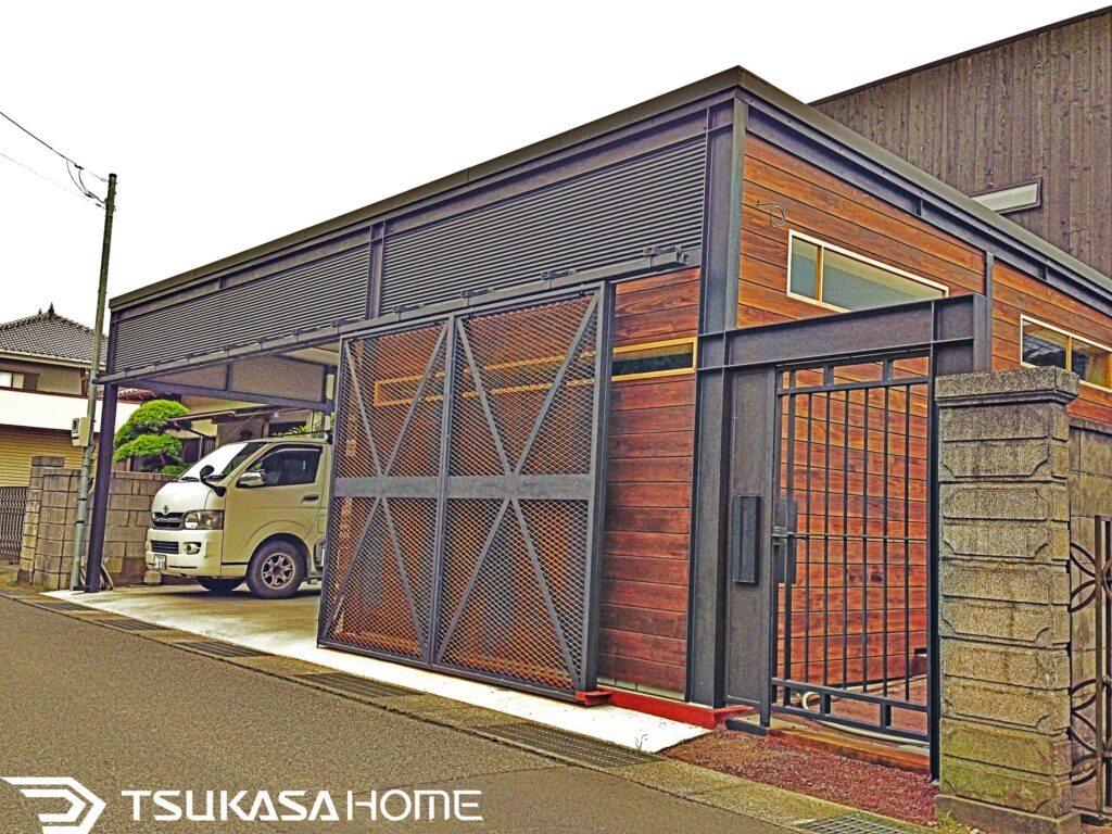 千葉県匝瑳市で建築した鉄骨カーポート兼事務所ガレージの外観。木目サイディングとガルバリウム鋼板を組み合わせたデザイン。