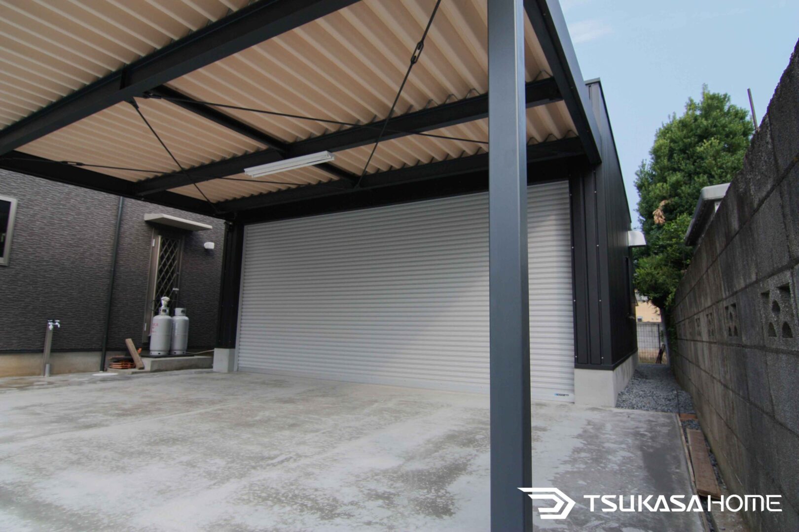 茨城県坂東市で施工した鉄骨ガレージ。土間仕上げと鉄骨柱が印象的な構造ディテール。