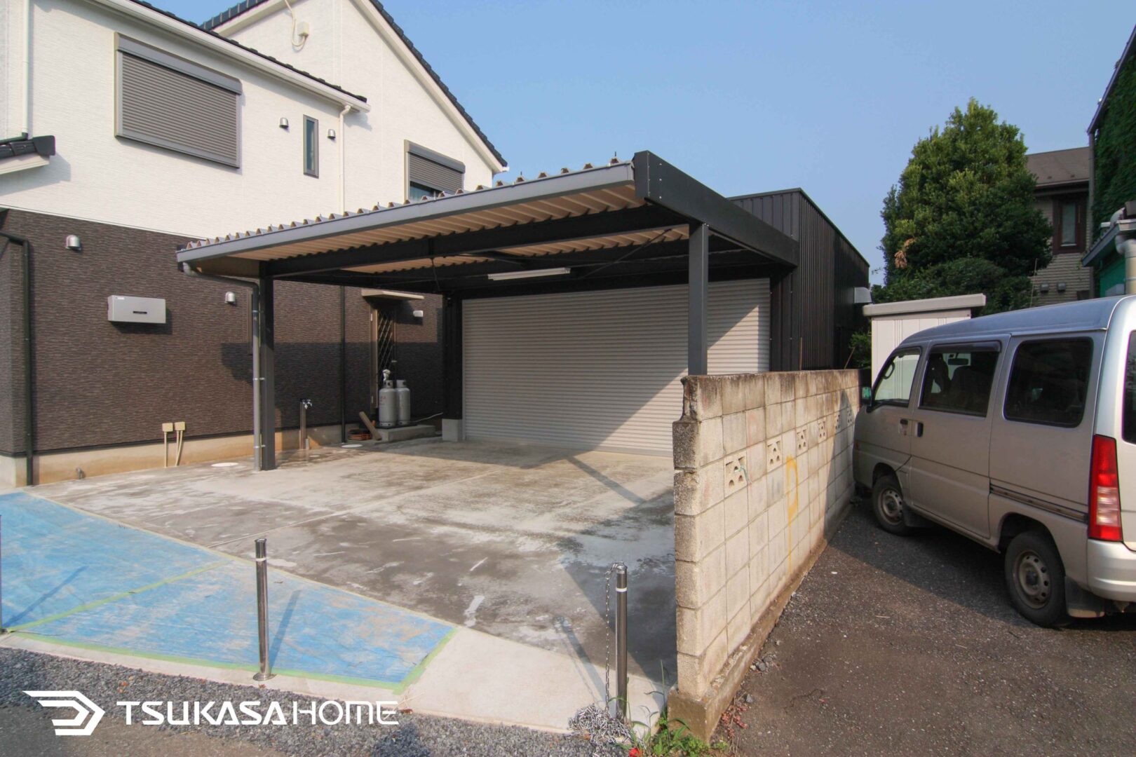 茨城県坂東市の住宅敷地に合わせて設計された鉄骨ガレージとカーポートの一体設計。