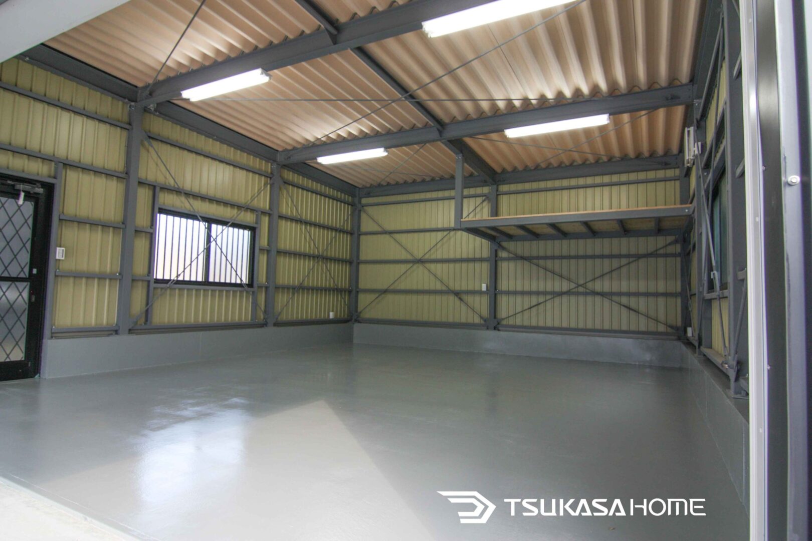 茨城県坂東市に設置された鉄骨ガレージ内部。窓を配置し明るさと通風を確保した2台駐車仕様。