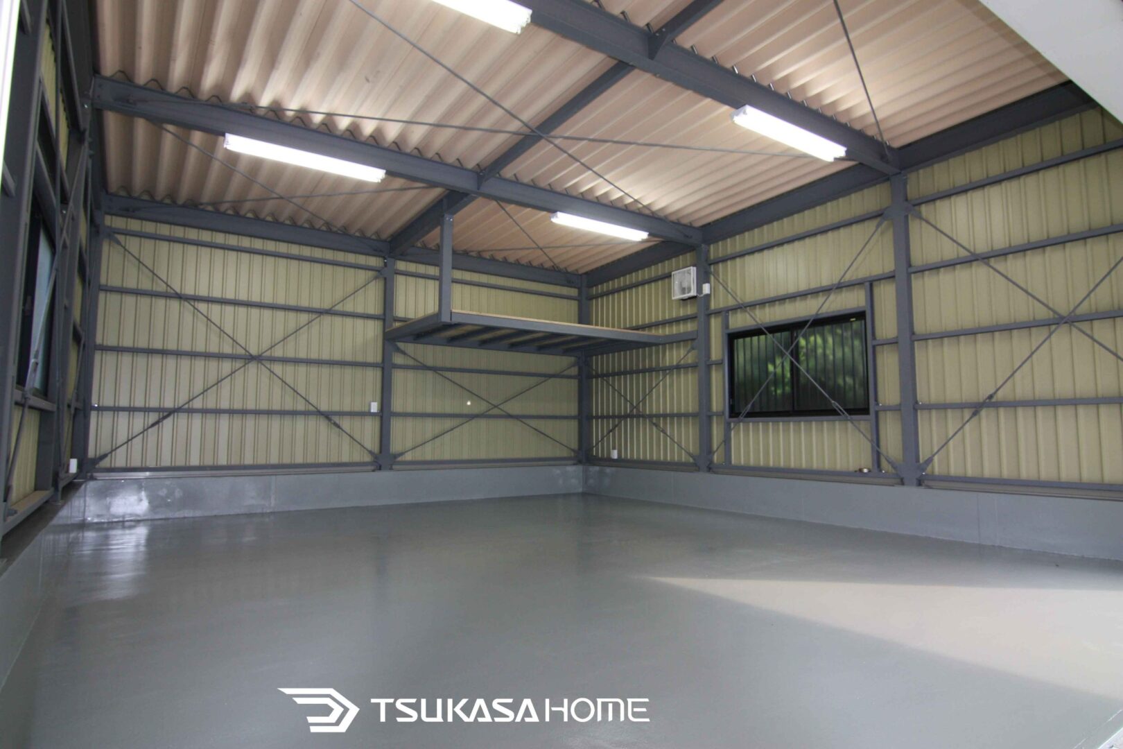 茨城県坂東市で施工された鉄骨ガレージ内部。フラットな床とLED照明で作業性を高めた設計。