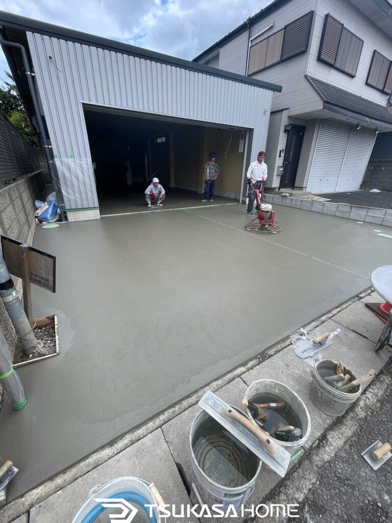 流山市 ガレージ外構工事における土間コンクリートの均し・仕上げ工程