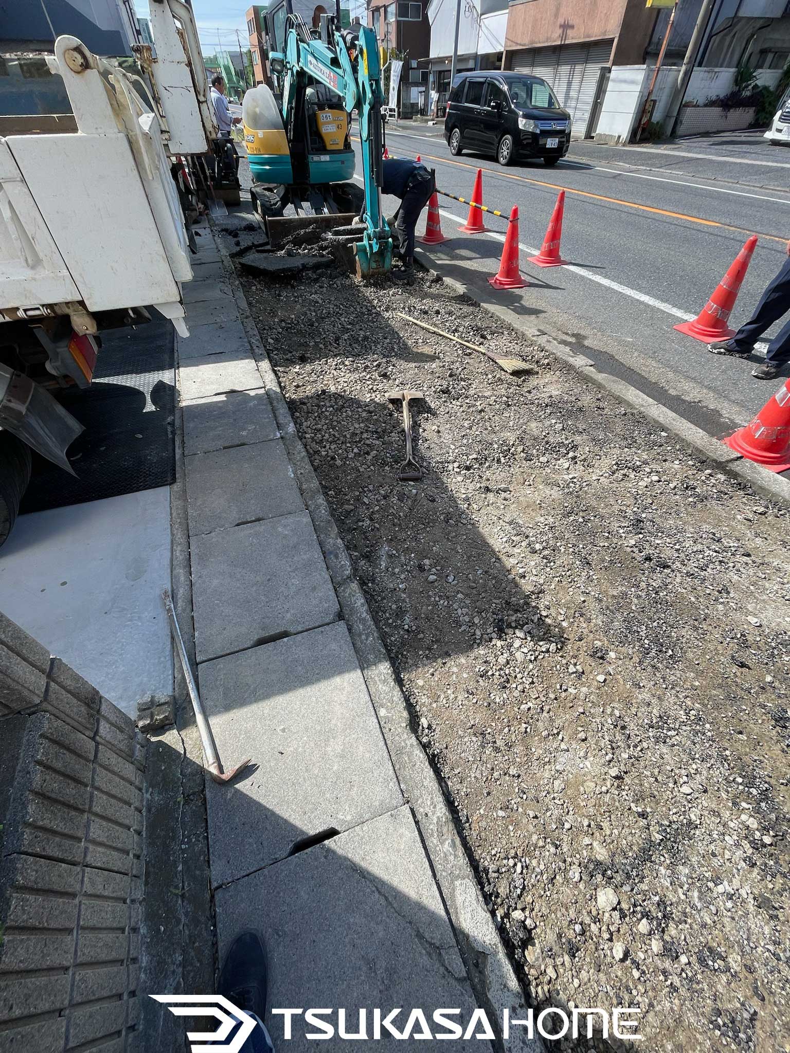 歩道切下げ工事に伴う縁石撤去と掘削作業の様子　千葉県流山市