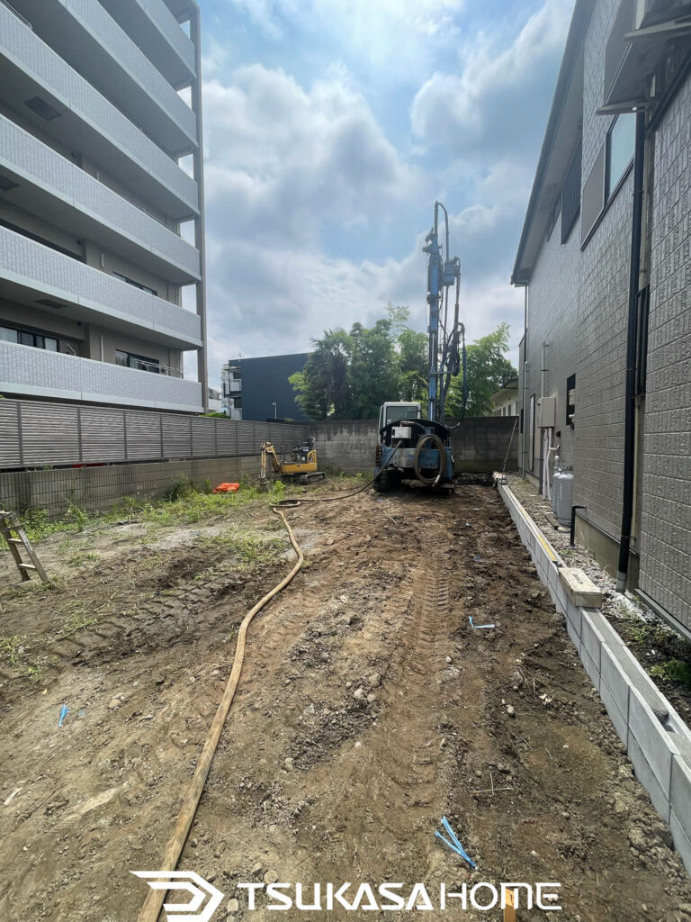 千葉県流山市で鉄骨ガレージ新築工事のため地盤改良工事を行う様子
