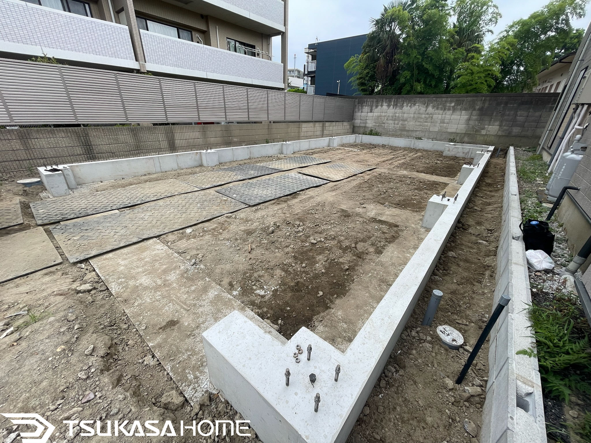 流山市 ガレージ 基礎工事で施工した柱脚金物の様子