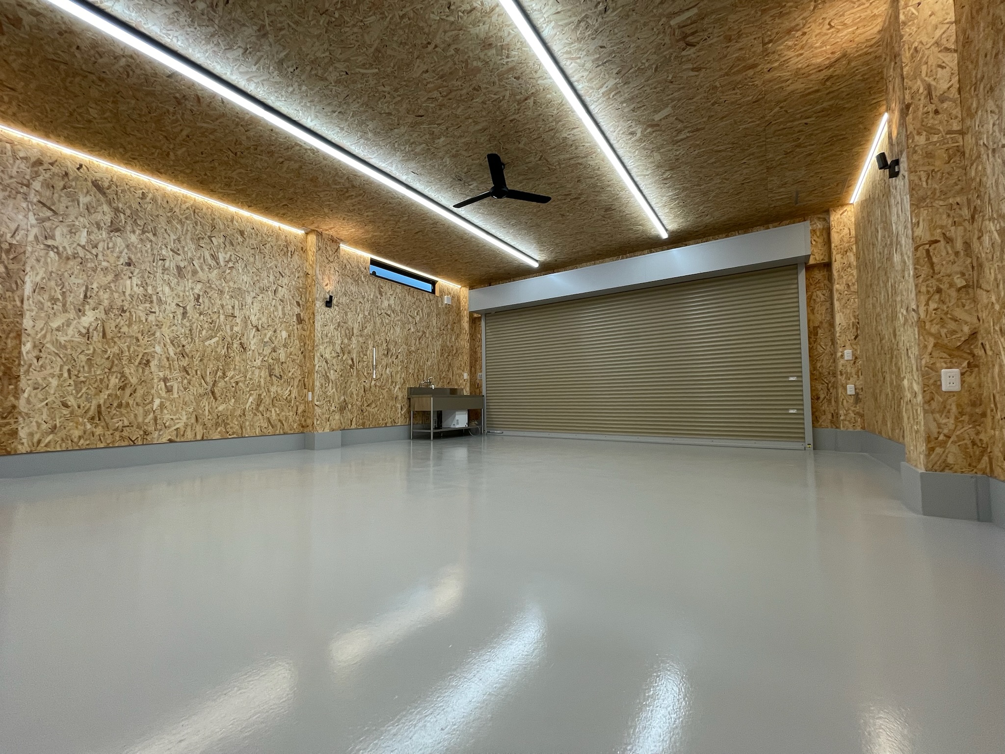 ガレージ内に設けた流し台設備 千葉県流山市