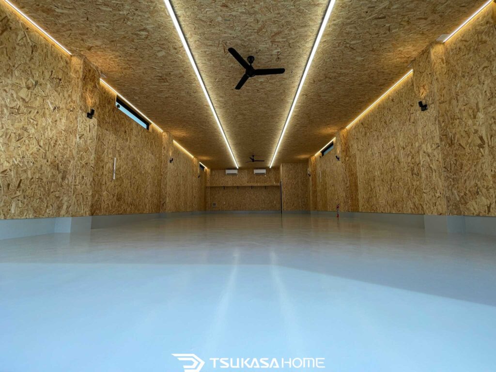 千葉県流山市のガレージ内装 OSB合板とライン照明の全景