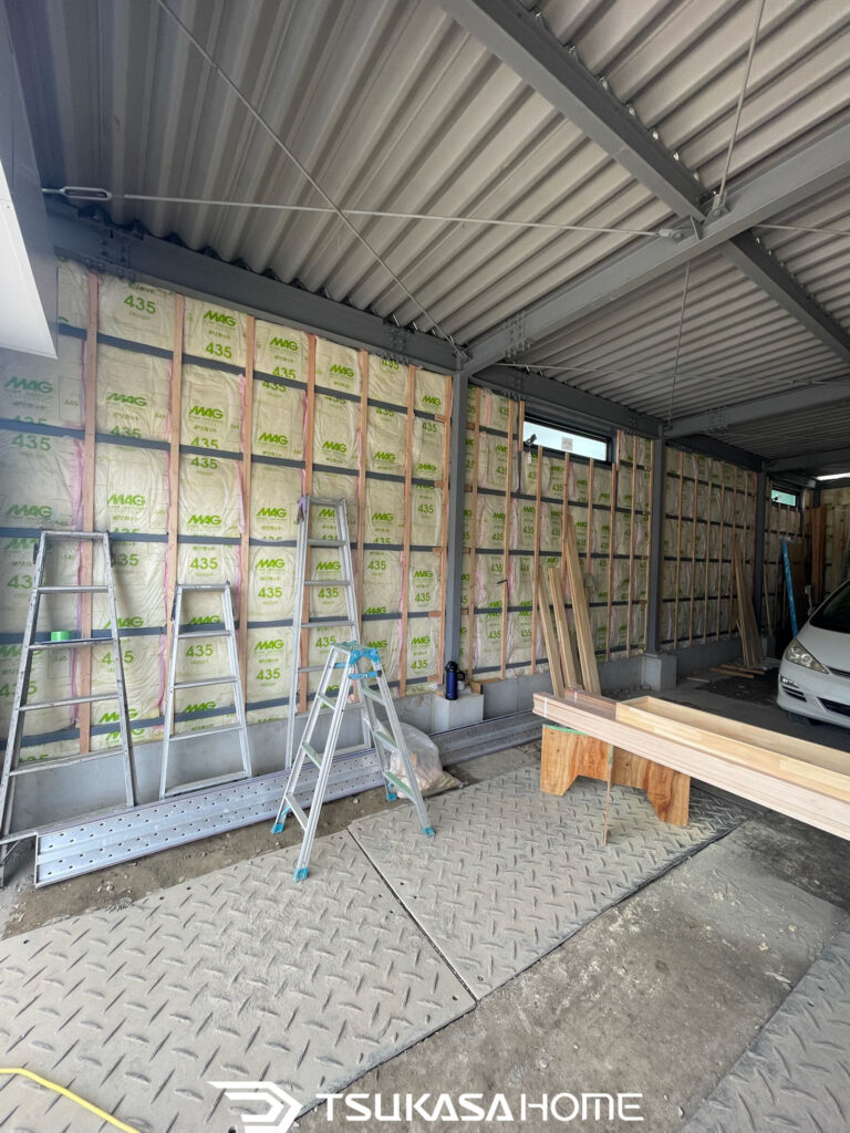 流山市のガレージ新築工事で行う壁断熱材の施工状況