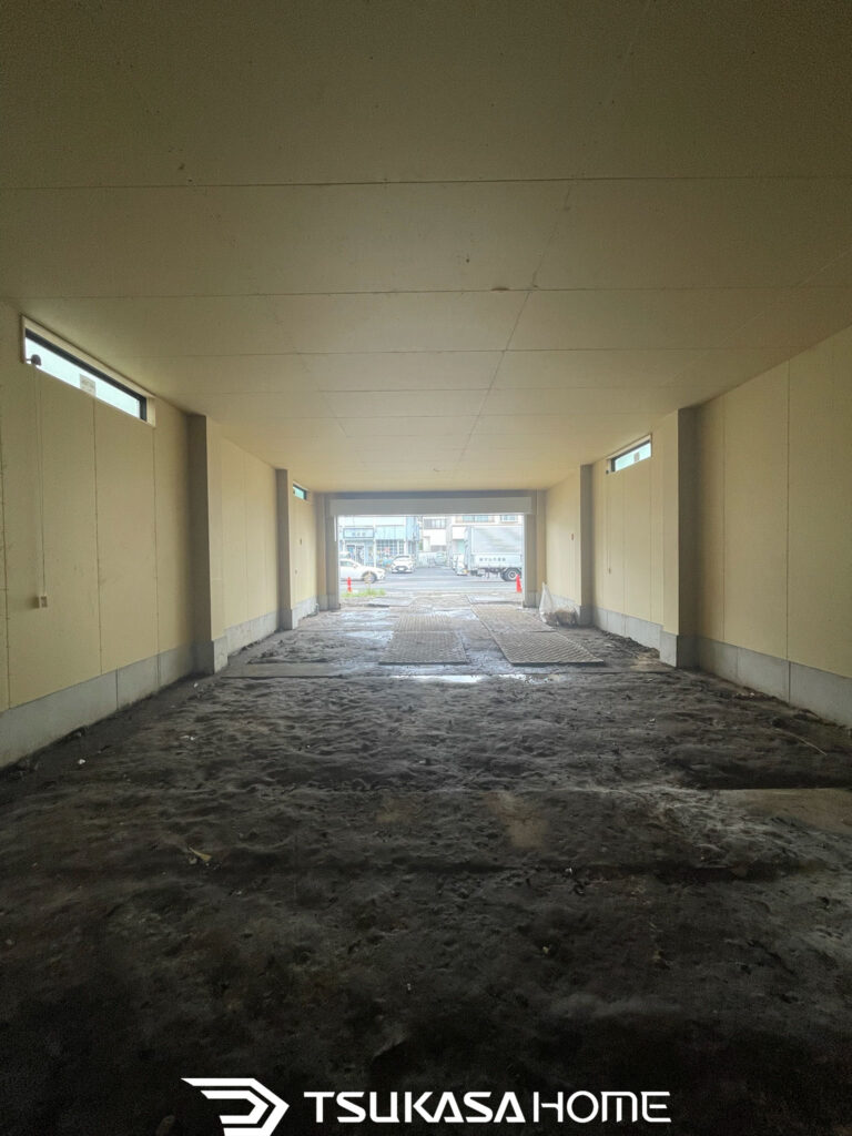 流山市で施工した鉄骨ガレージの内装工事。壁と天井の仕上げ完了後の様子