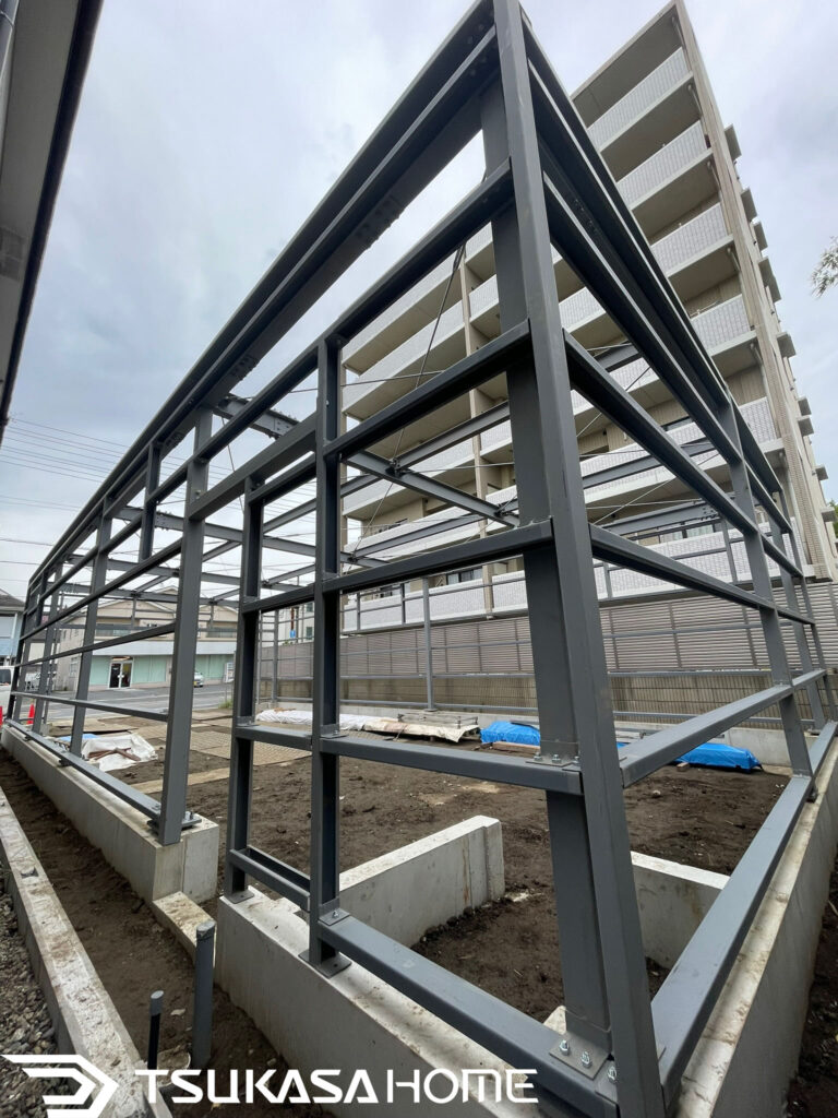 鉄骨柱と梁を組み上げる流山市のガレージ建て方工事