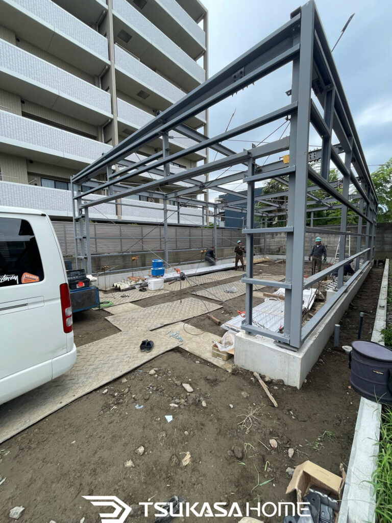流山市のガレージ新築工事における鉄骨建て方の様子
