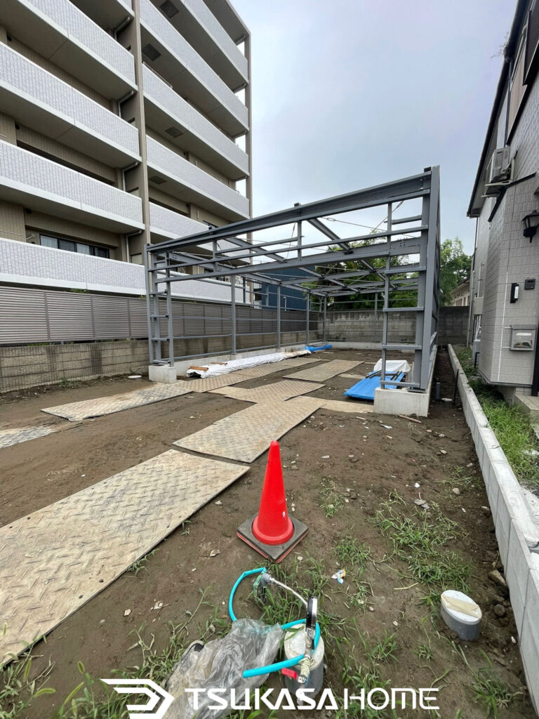 側面から見た鉄骨ガレージの建て方工事 流山市