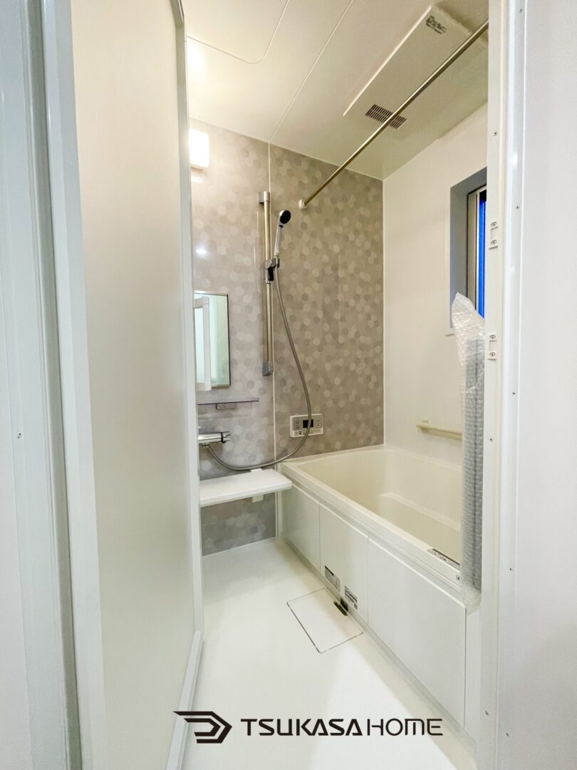 浴室乾燥機付きのバスルーム内観