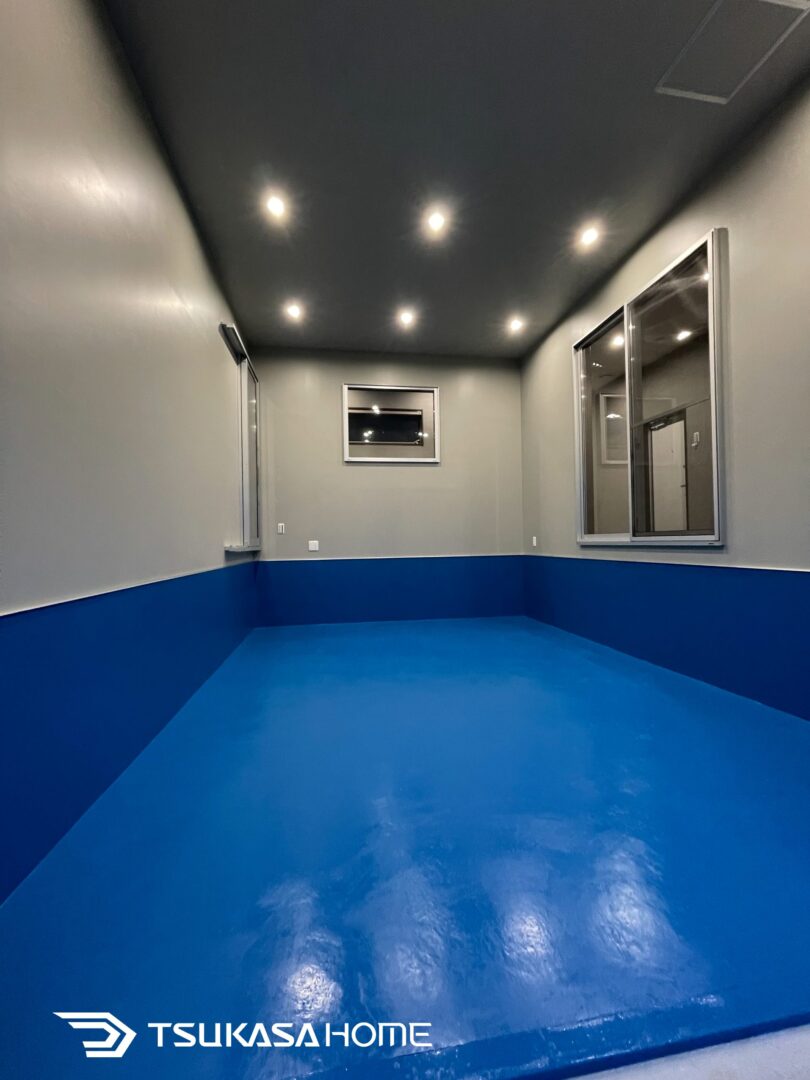 青い床のビルトインガレージ