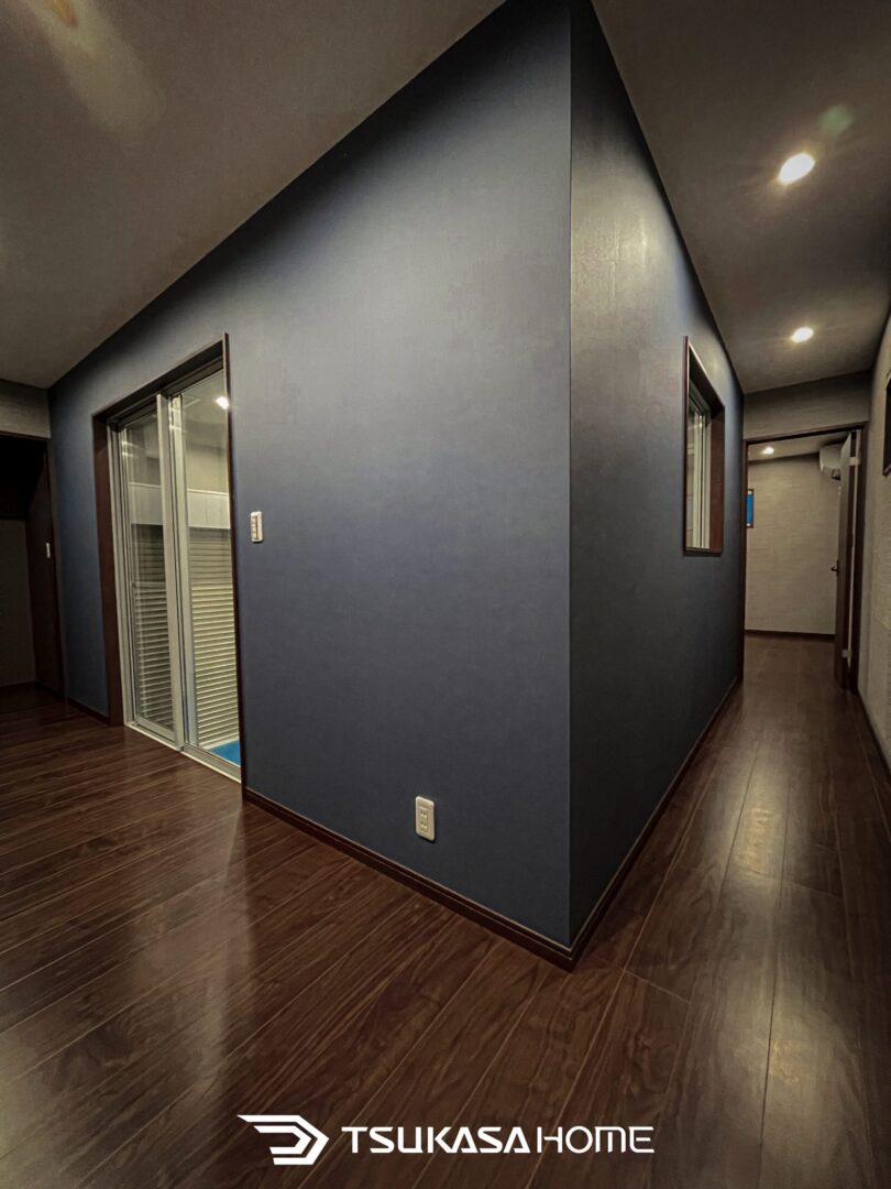 ネイビークロスの廊下内観