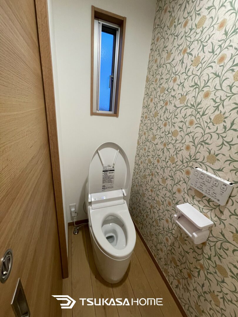 トイレの壁紙がアクセントの内観